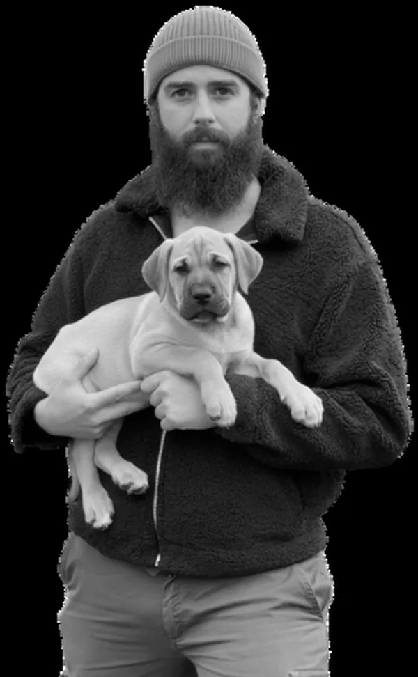 Manuel Curtó Jr. con un cachorro